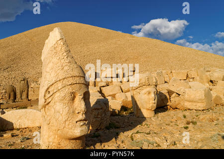 Statues antiques sur le sommet de Mont Nemrut, Turquie. Le Mont Nemrut est classé Patrimoine Mondial de l'Unesco depuis 1987 Banque D'Images