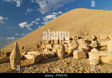 Statues antiques sur le sommet de Mont Nemrut, Turquie. Le Mont Nemrut est classé Patrimoine Mondial de l'Unesco depuis 1987 Banque D'Images