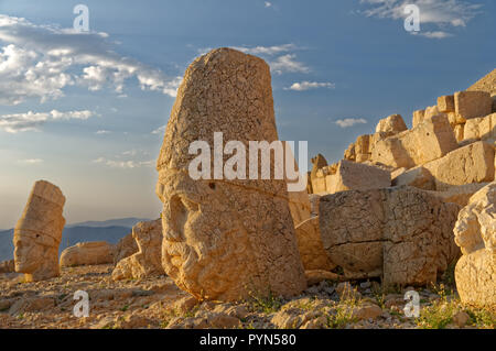 Statues antiques sur le sommet de Mont Nemrut, Turquie. Le Mont Nemrut est classé Patrimoine Mondial de l'Unesco depuis 1987 Banque D'Images