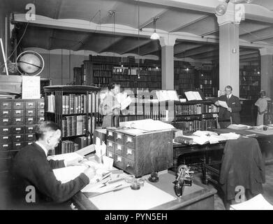 U.S. Geological Survey bibliothèque dans Hooe Building, Washington DC. Bibliothèque Tournante note à gauche, à côté de catalogues sur fiches, Banque D'Images