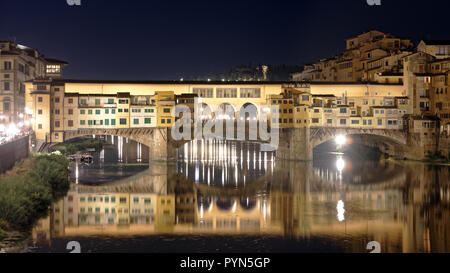 Vue de nuit sur le Ponte Vecchio de l'autre côté de l'Arno à Florence. Le centre historique de Florence est classé au patrimoine mondial de l'UNESCO depuis 1982 Banque D'Images