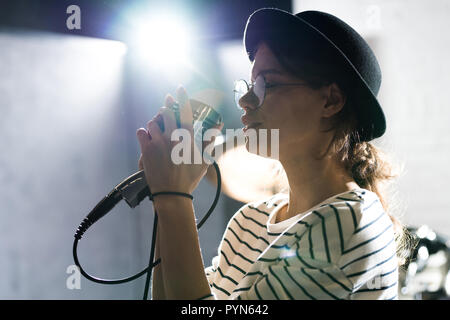 Young Woman Enjoying chanter Banque D'Images