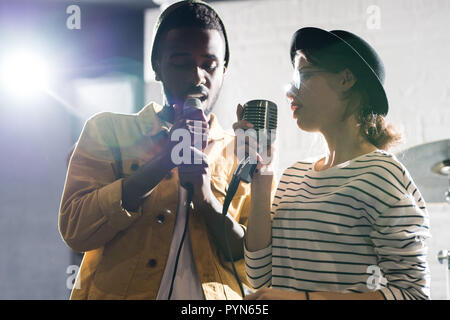 Couple de chanter sur scène Banque D'Images