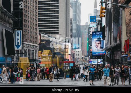 New York, USA - Le 28 mai 2018 : People walking in Times Square, un important centre commercial et de divertissement et du quartier de Midtown Manhattan, New Banque D'Images