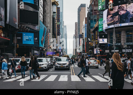 New York, USA - Le 28 mai 2018 : People walking in Times Square, un important centre commercial et de divertissement et du quartier de Midtown Manhattan, New Banque D'Images