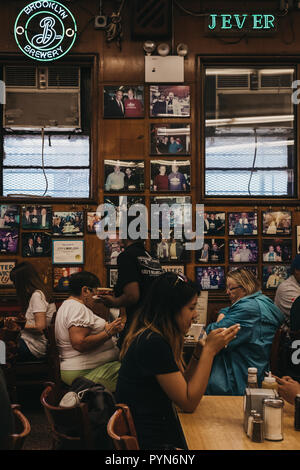 New York, USA - 29 mai 2018 : Les clients assis aux tables, de manger à l'intérieur Katz's Deli à New York, traiteur de style iconique-casher qui a été o Banque D'Images