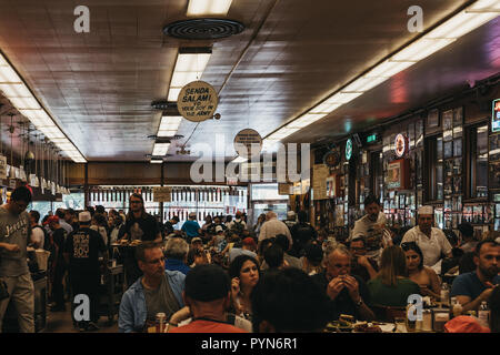 New York, USA - 29 mai 2018 : Les clients assis aux tables, de manger à l'intérieur Katz's Deli à New York, traiteur de style iconique-casher qui a été o Banque D'Images