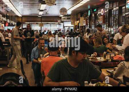 New York, USA - 29 mai 2018 : Les clients assis aux tables, de manger à l'intérieur Katz's Deli à New York, traiteur de style iconique-casher qui a été o Banque D'Images