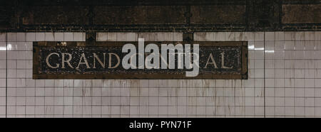 New York, USA - Le 28 mai 2018 : la station de métro Grand Central nom sur un mur à l'intérieur de la station. Grand Central-42e Rue est le deuxième point de gare Banque D'Images