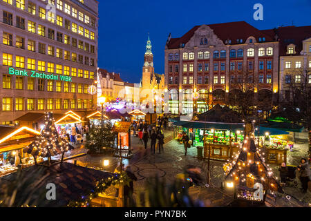 WROCLAW, Pologne - 8 déc 2017 : Marché de Noël sur la place du marché (Rynek) à Wroclaw, Pologne. L'un des meilleurs et des plus grands marchés de Noël, stret Banque D'Images