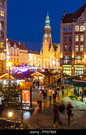 WROCLAW, Pologne - 8 déc 2017 : Marché de Noël sur la place du marché (Rynek) à Wroclaw, Pologne. L'un des meilleurs et des plus grands marchés de Noël, stret Banque D'Images