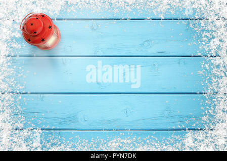 Noël arrière-plan. Table en bois gelé bleu avec des flocons de neige sur les bords. Lanterne Rouge sur le côté gauche. Copie de l'espace dans le milieu. Banque D'Images