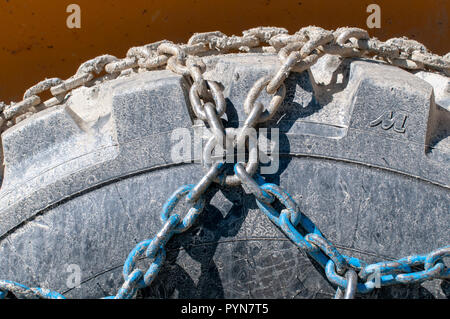 Équipement de terrassement lourd avec les chaînes à neige sur ses pneus. Photographié à Stubaier Wildspitze, Tyrol, Autriche Banque D'Images
