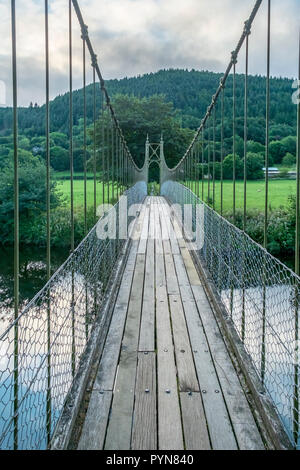 Sappers pont suspendu au-dessus de la rivière Conwy construit en 1930 et un point de repère important dans le village de Betws-Y-coed dans le Nord du Pays de Galles Banque D'Images