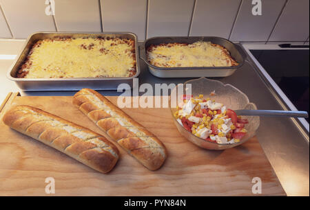 Close up Vue de dessus de la lasagne cuite al Forno lasagne végétarienne et le dîner avec buffet de salades et de l'ail produites Banque D'Images