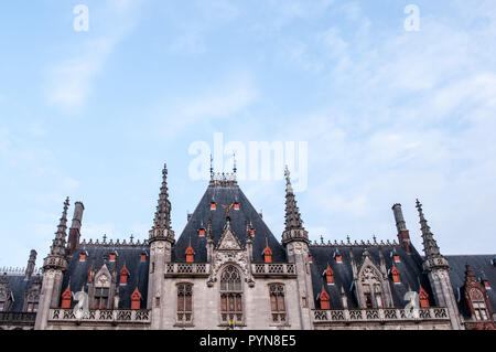 L'édifice de la Cour provinciale flamande (Provinciaal Hof) avec fenêtres rouges. Bruges, Belgique, Europe. Banque D'Images