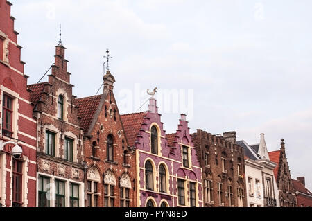 Une superbe vue sur la célèbre maison flamande de la Markt (la place du marché) à Bruges, Belgique, Flandre, Europe. Banque D'Images