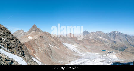 Le Stubaier Wildspitze est un 3 341 mètres de haut dans la montagne les Alpes de Stubai dans l'État autrichien du Tyrol. Au nord-est du sommet se trouvent deux glaciers, th Banque D'Images