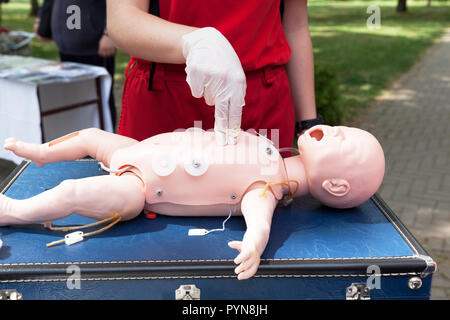 Démonstration de la réanimation d'un enfant du CP au cours de formation en premiers soins. Banque D'Images