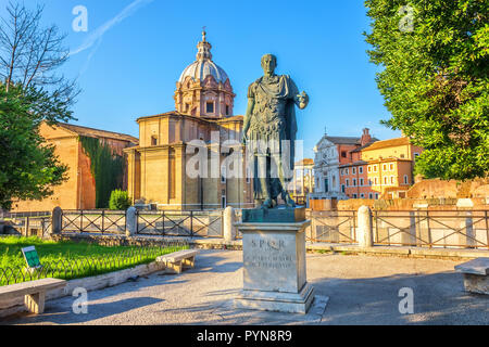 La Statue de César dans le Forum de César, Rome Banque D'Images