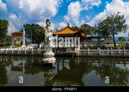 Statue de Guan Yin à Perak Cave Temple debout au milieu de l'étang à Seremban, Malaisie Banque D'Images