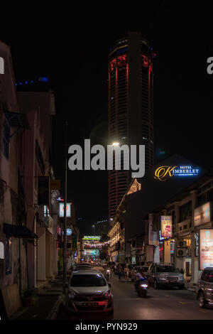 PENANG, 6 août 2018 - rue animée avec food vente d'aliments à la nuit dans le district de Kimberly Penang, Malaisie ville Banque D'Images