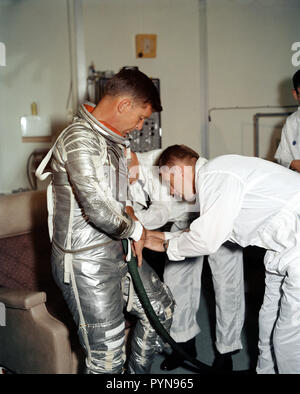 (1962) --- L'astronaute Walter M. Schirra Jr., pilote de la Mercury-Atlas 8 (MA-8) Terre-orbital spaceflight, passe par un correspondant de l'exercice dans Hanger 'S' à Cap Canaveral plusieurs semaines avant la date prévue pour le 3 octobre 1962, vol. Banque D'Images