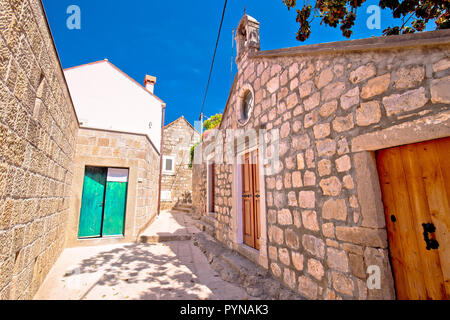 Pierre vieille rue étroite et chapelle à Cavtat, ville de Dalmatie du Sud, Croatie Banque D'Images