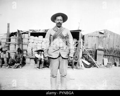 Photo montre Francisco "Pancho" Villa (1877-1923), un général révolutionnaire mexicain. Peut-être prise le jour de la capture de Ciudad Juarez, Chihuahua, qui a eu lieu le 8 mai 1911. Banque D'Images