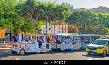 Road train touristique à Agadir, Maroc, Souss-Massa Province du Nord, Afrique de l'Ouest. Banque D'Images