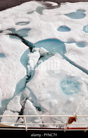 Océan Arctique - un banc de glace glisse vers le bas du côté tribord de la garde-côte de Healy, le 11 août 2009, alors que le navire vers le nord jusque dans la glace épaisse. Banque D'Images