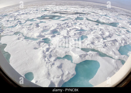 Océan Arctique - un banc de glace glisse vers le bas du côté tribord de la garde-côte de Healy 12 août 2009, alors que le navire vers le nord jusque dans la glace épaisse. Banque D'Images