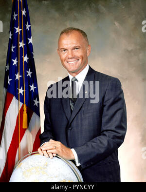 (Décembre 1964) --- L'astronaute le Lieutenant-colonel John H. Glenn Jr., il était le premier Américain en orbite autour de la Terre dans un projet engin spatial Mercury le 20 février 1962. Glenn a démissionné du groupe des astronautes de la NASA en janvier 1964. Banque D'Images