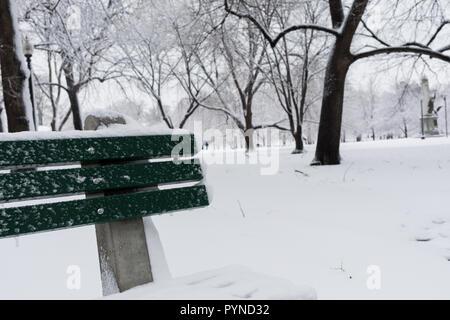 Banc couvert de neige dans la région de Boston Common, neige fraîche Banque D'Images