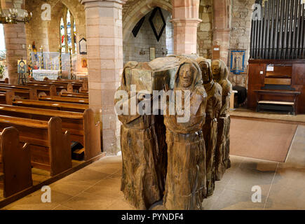 La sculpture sur bois de moines portant dead monk en cercueil dans la nef de l'église paroissiale de Sainte Marie la Vierge sur l'Île Sainte de Lindisfarne en Angleterre Banque D'Images