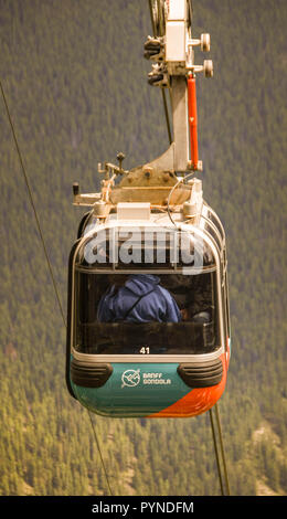 BANFF, ALBERTA, CANADA - Juin 2018 : vue rapprochée d'un téléphérique gondola approchant le sommet du mont Sulphur à Banff. Banque D'Images