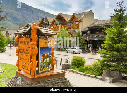 BANFF, ALBERTA, CANADA - Juin 2018 : grand panneau pour le parc national Banff à l'extérieur du centre d'information touristique avec la sculpture sur bois dans le centre-ville de Banff. Banque D'Images