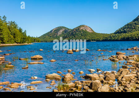 À la Jordanie vers le bas à l'étang de bulles dans l'Acadia National Park Maine aux États-Unis Banque D'Images