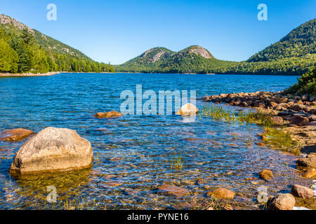 À la Jordanie vers le bas à l'étang de bulles dans l'Acadia National Park Maine aux États-Unis Banque D'Images