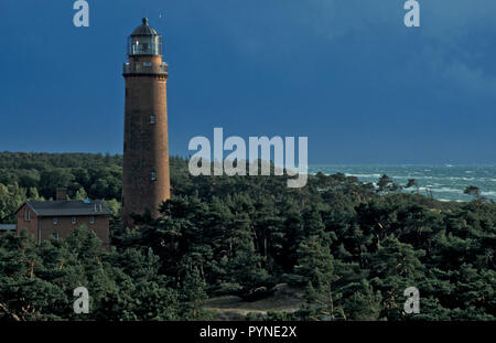 Phare de Darsser Ort par mauvais temps, la mer Baltique, Mecklembourg-Poméranie-Occidentale, Allemagne Banque D'Images