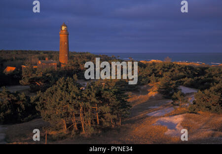 Phare de Darsser Ort dans la lumière du soir, de la mer Baltique Mecklembourg-Poméranie-Occidentale, Allemagne, Banque D'Images