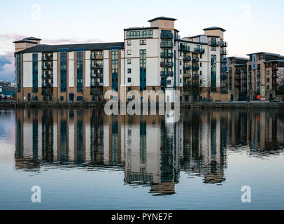 Queen's Quay, bloc d'appartements appartement moderne reflète dans rivière, la rive, l'eau de Leith, Édimbourg, Écosse, Royaume-Uni Banque D'Images