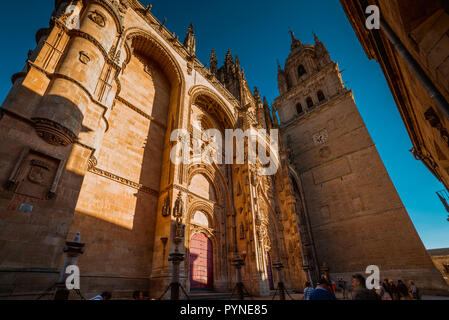 Façade principale de la nouvelle cathédrale. La nouvelle cathédrale est, avec l'ancienne cathédrale, l'une des deux cathédrales de Salamanque, Castille et Leon, Spai Banque D'Images