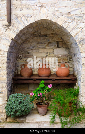 Vieux pots dans une alcôve, Pano Lefkara Chypre, octobre 2018 Banque D'Images