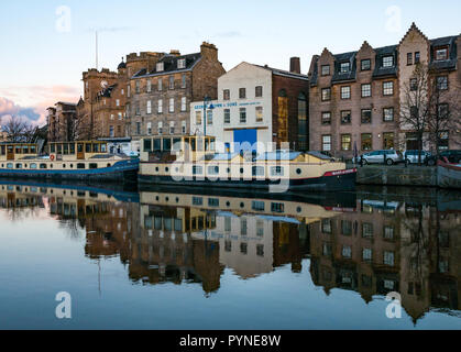 Péniches amarrées par des réflexions sur les rives, le littoral, l'eau de Leith, Édimbourg, Écosse, Royaume-Uni au crépuscule Banque D'Images