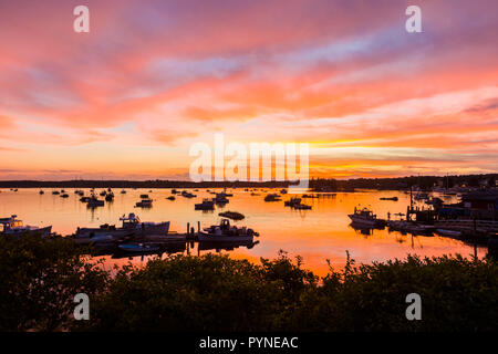 Coucher de soleil sur bateaux dans Boothbay Harbor Maine aux États-Unis Banque D'Images
