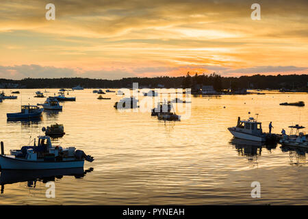 Coucher de soleil sur bateaux dans Boothbay Harbor Maine aux États-Unis Banque D'Images