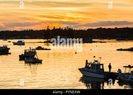 Coucher de soleil sur bateaux dans Boothbay Harbor Maine aux États-Unis Banque D'Images