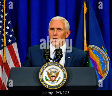 Topeka Kansas, États-Unis, le 19 octobre 2018 Vice-président Mike Pence parle aux partisans lors d'une collecte de fonds pour les candidats au congrès républicain Steve Watkins Banque D'Images