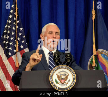 Topeka Kansas, États-Unis, le 19 octobre 2018 Vice-président Mike Pence parle aux partisans lors d'une collecte de fonds pour les candidats au congrès républicain Steve Watkins Banque D'Images